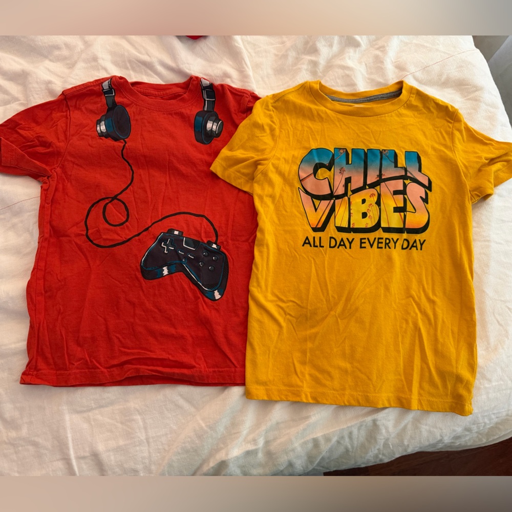 (2) boys short sleeve shirt bundle - size 8
Excellent condition.